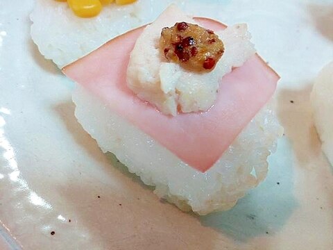 マスタードのせて　ハムとサラダチキンの焼おにぎり